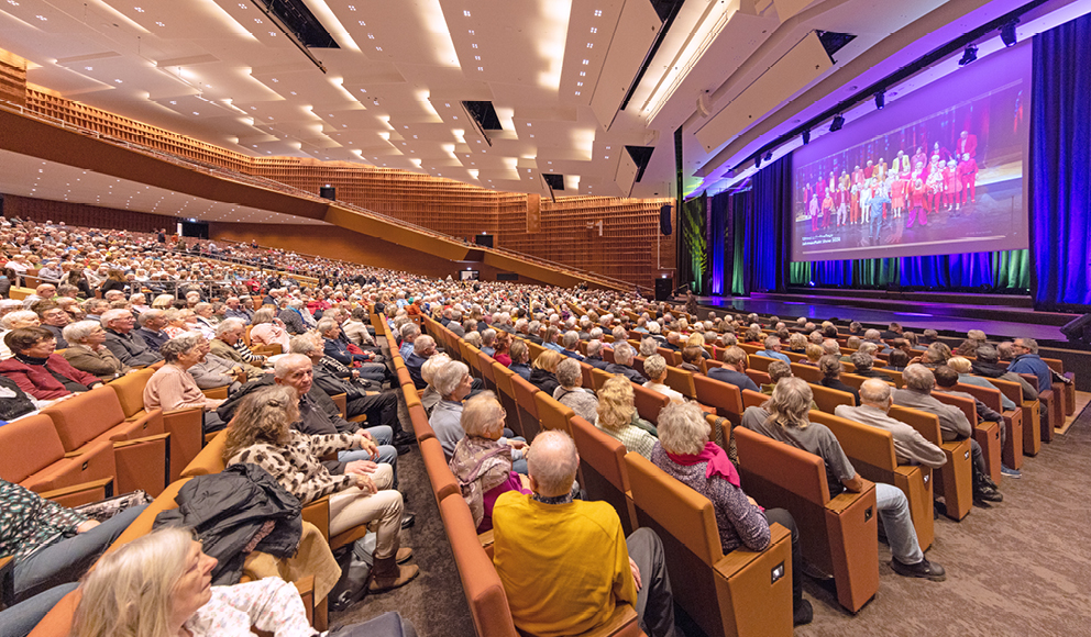 Foto mit Blick in den voll besetzten Saal des CCH