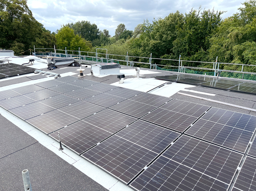 Foto Photovoltaikanlage auf dem Dach eines Gebäudes im Wiesnerring
