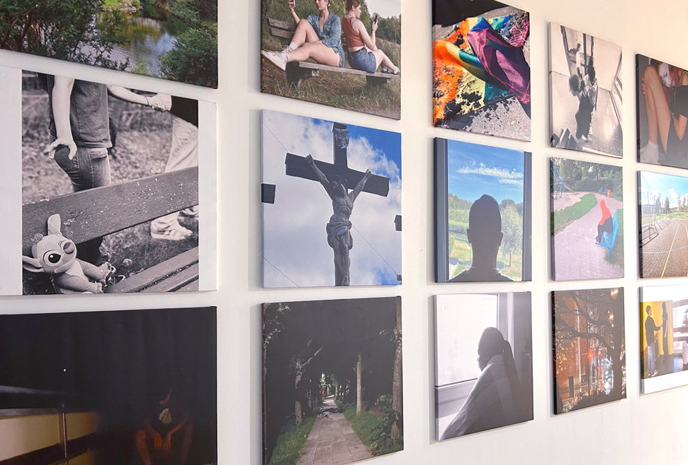 Foto von Bildern im Rahmen der Fotoausstellung Bündnis gegen Einsamkeit